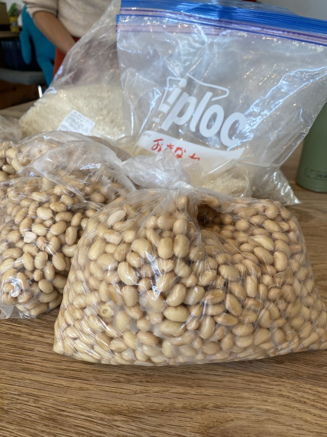 ゆでた大豆と米麹の袋