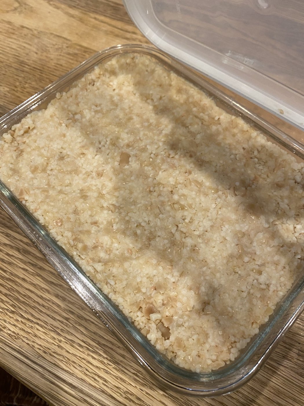 容器に詰めた仕込みたての味噌